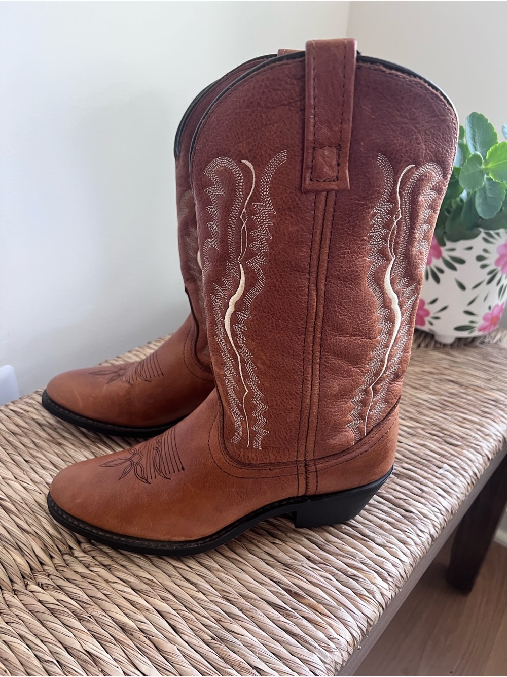 Laredo Woman’s Leather  Western Cowgirl Boots with embroidering. Size 6.5